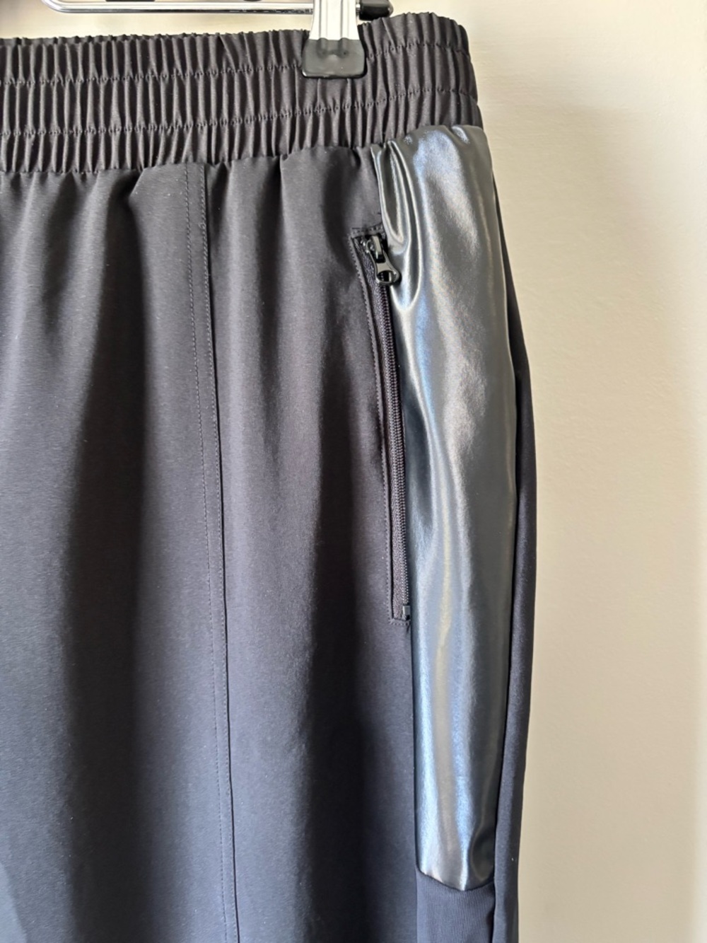 Victoria Sport Women's Black Zip-Pocket Jogger Pants NWOT - Picture 4 of 6